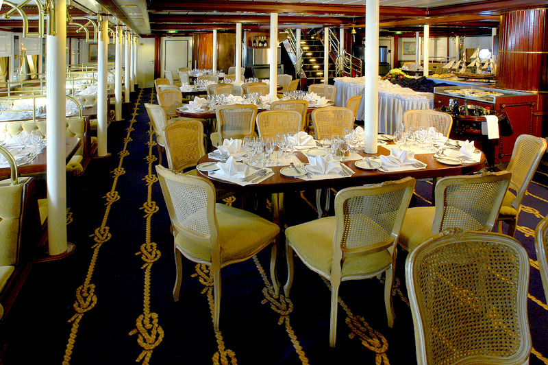 El elegante Restaurante a bordo del Star Flyer (Star Clippers) CRUCEROS MEDITERRANEO STAR FLYER CRUCEROS EN VELERO CRUCEROS ESPECIALES CRUCEROS EN BARCO PEQUEÑO CRUCEROS PRIVADOS CHARTER VELEROS PASAJEROS